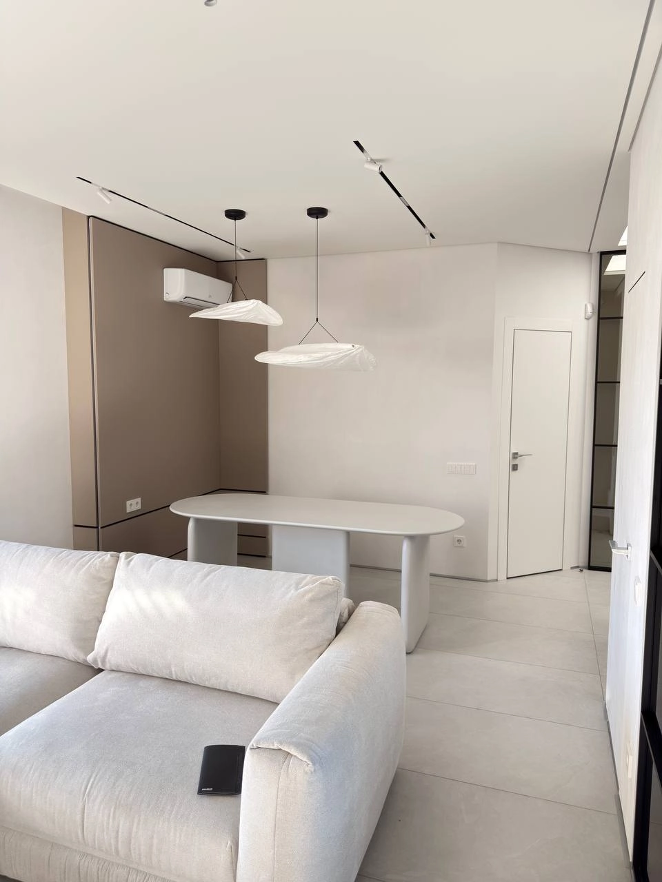 TRIAD 08 у просторі кухні-вітальні, дальній план