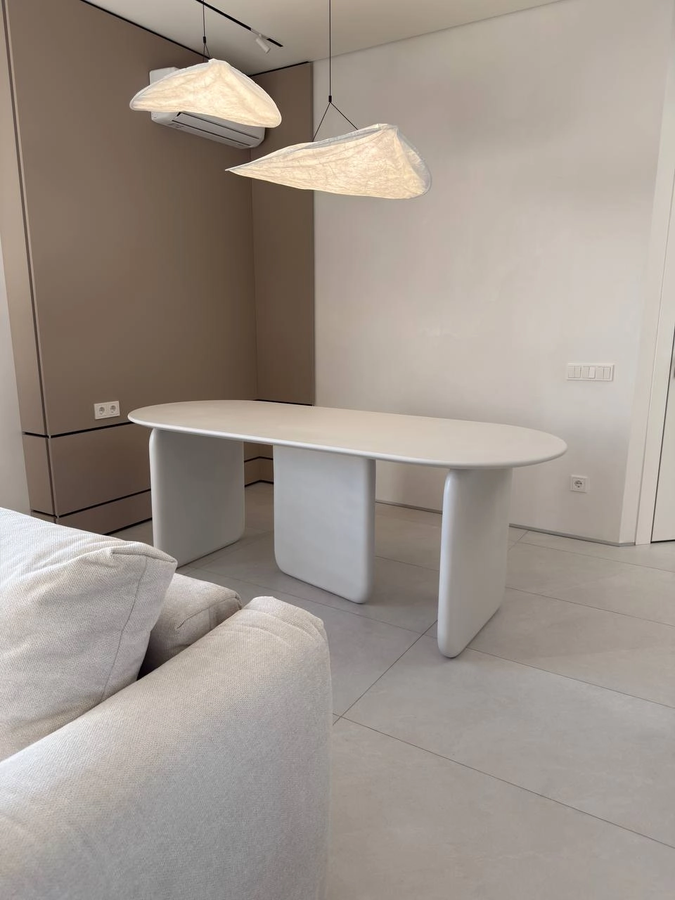 TRIAD 08, симетричний ракурс у мінімалістичному інтер’єрі